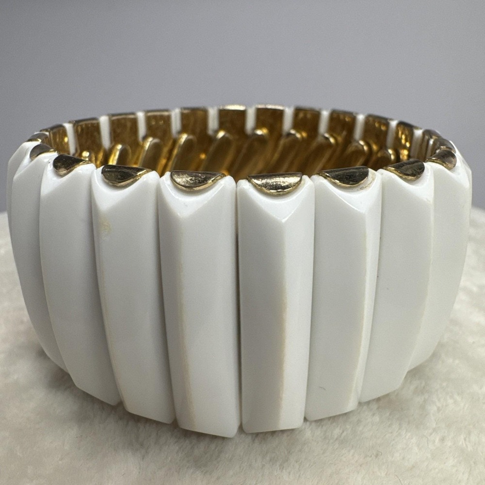 VTG Wide Gold Tone White Thermoset Acrylic Faceted Expansion Bracelet‎